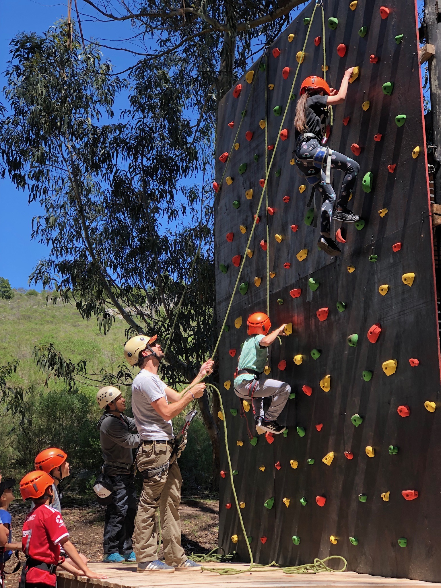 Escalada en palestra en Tandil Aventura - actividad para colegios y grupos