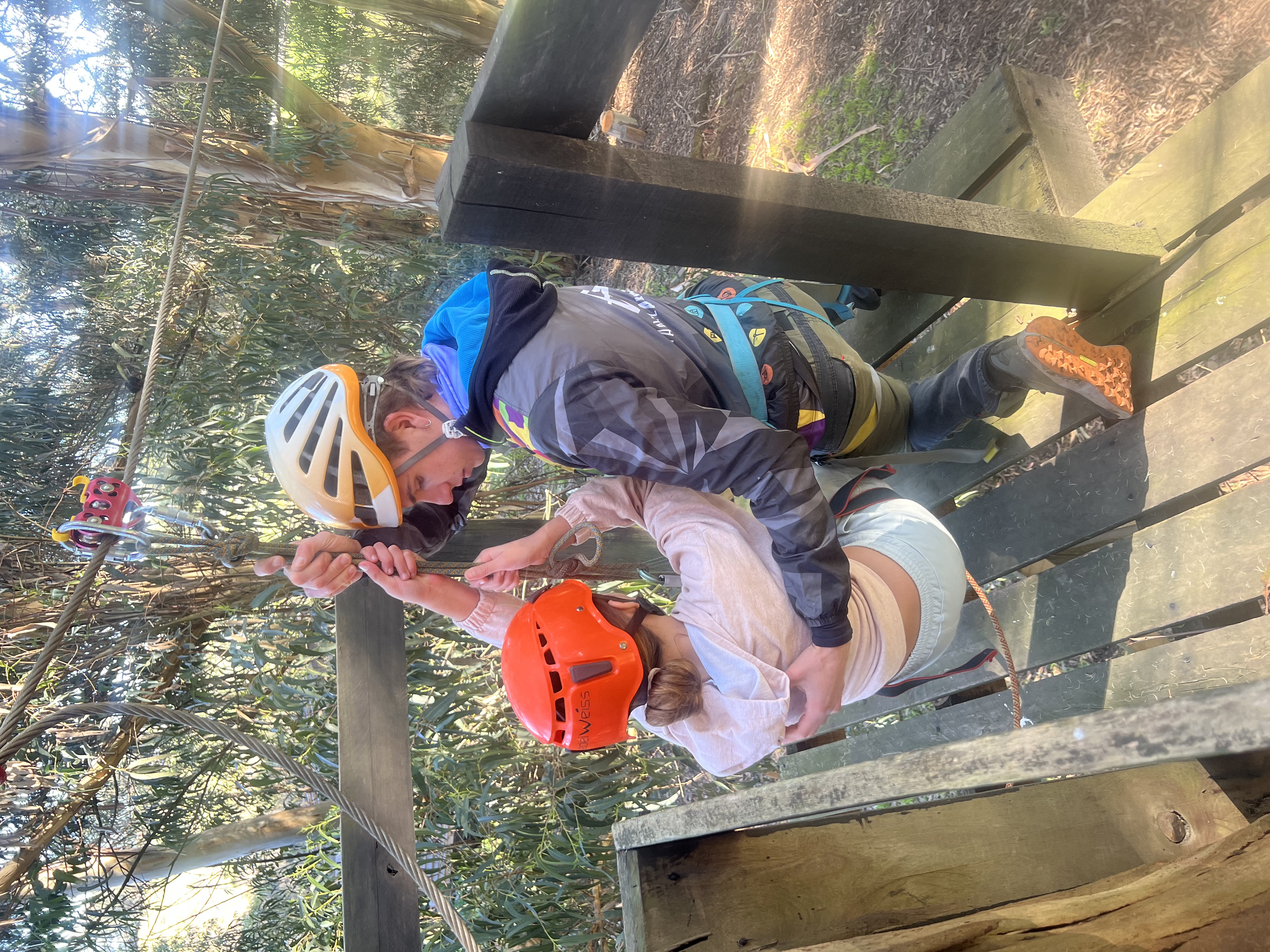 Niña sonriendo durante la actividad de escalada en Tandil Aventura