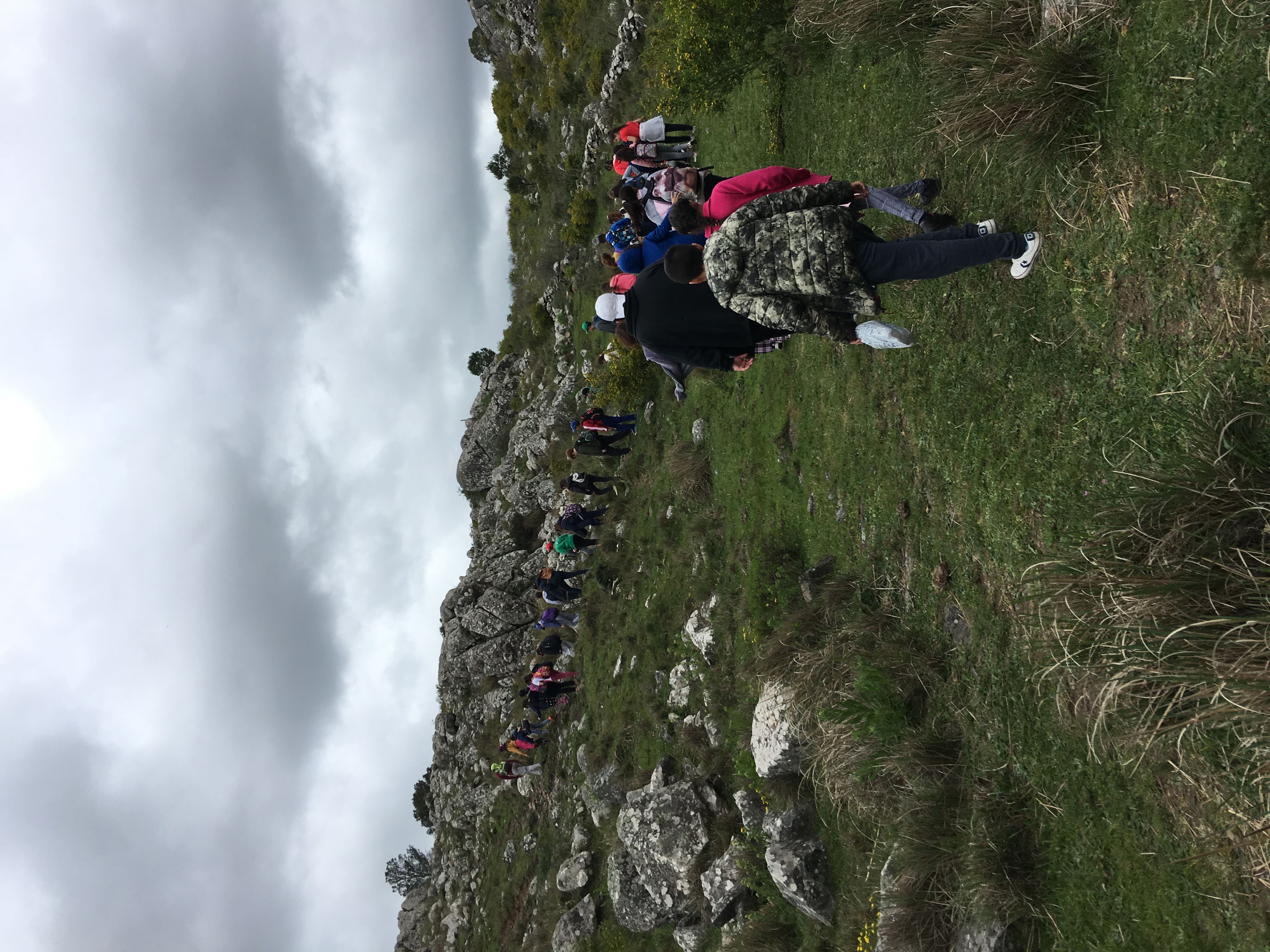 Niños haciendo trekking en las sierras de Tandil