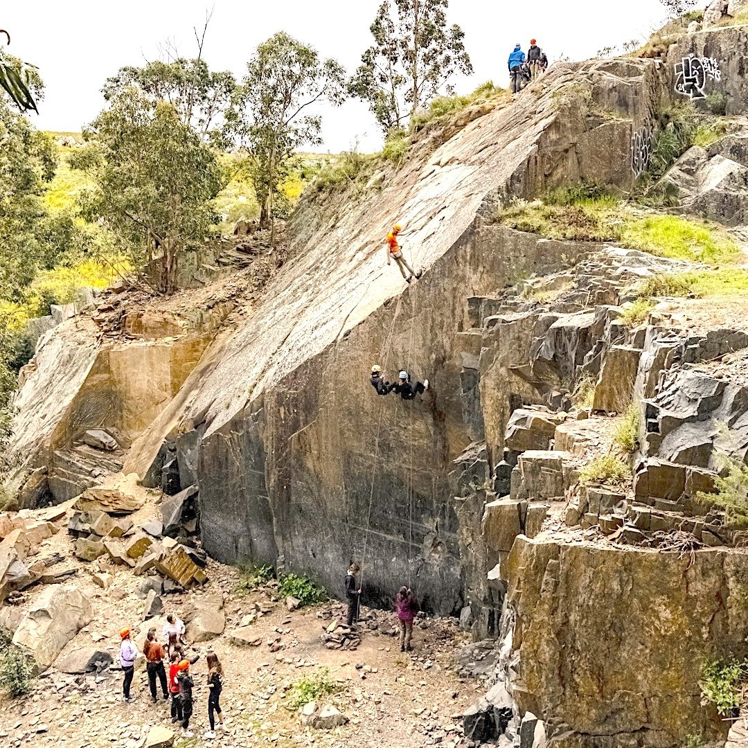 Rappel de 25 metros en pared de roca natural en Tandil
