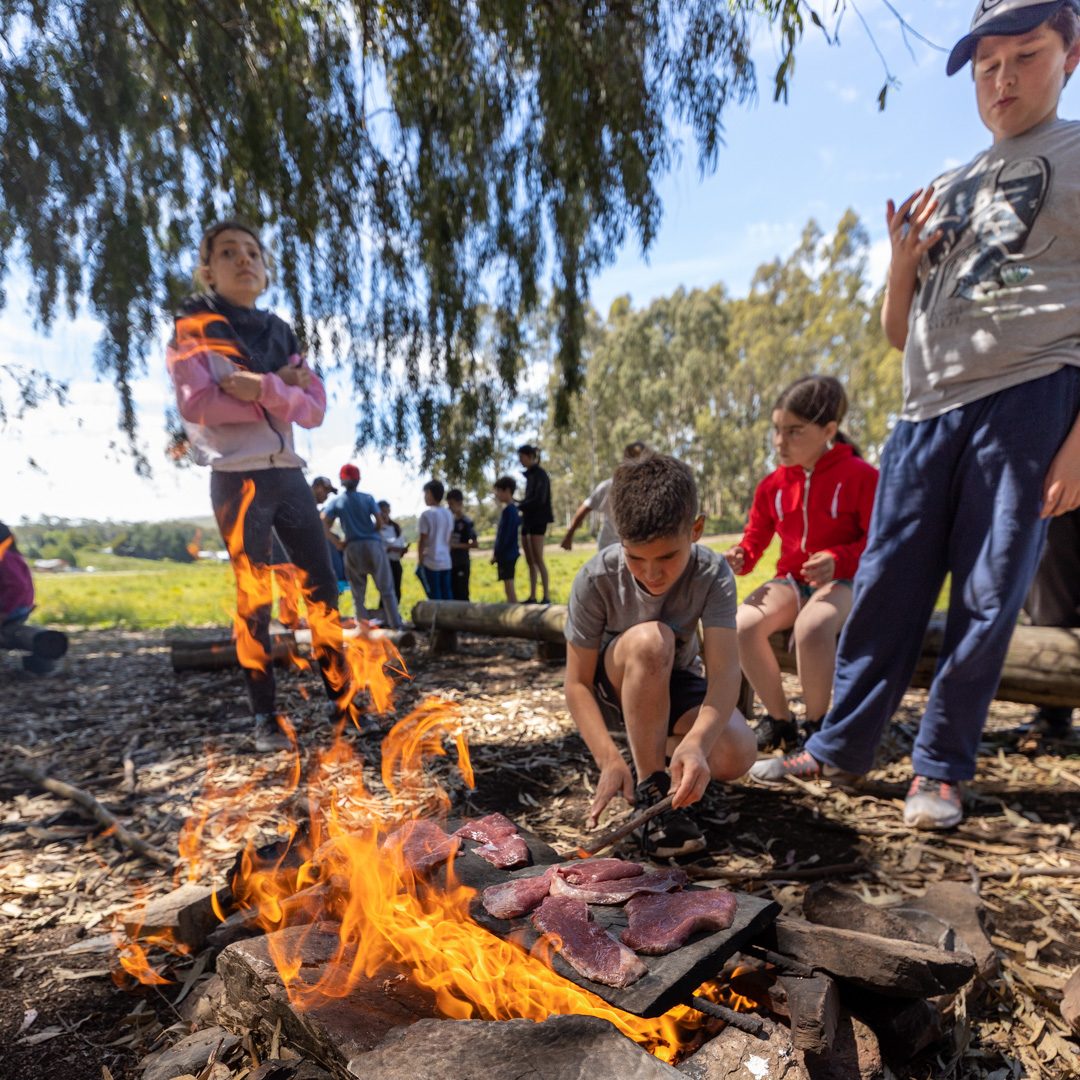 Cocina rústica al fuego con grupos en Tandil Aventura